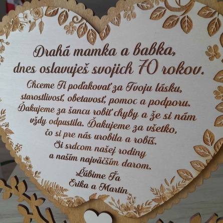 Detail dreveného srdca stromu na podstavci s gravírovaným textom ako darček k okrúhlym narodeninám