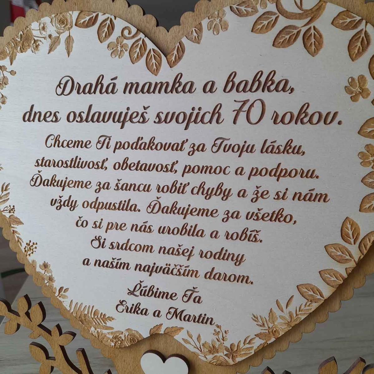 Detail dreveného srdca stromu na podstavci s gravírovaným textom ako darček k okrúhlym narodeninám
