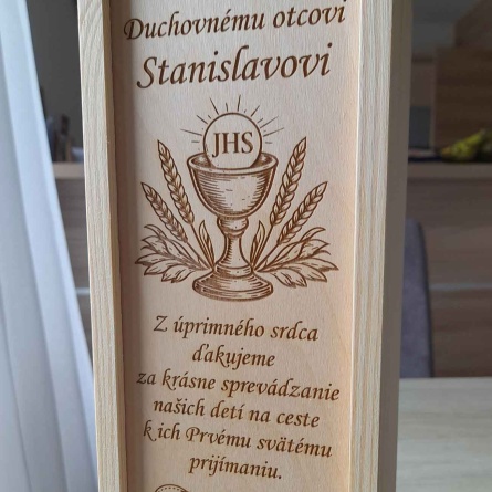 Detail dreveného boxu na víno s gravírovaním na mieru s vlastným textom a obrázkom
