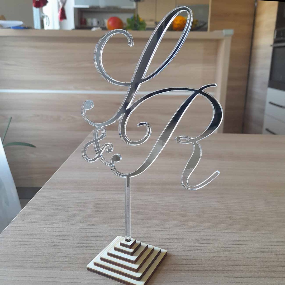 Strieborné zrkadlové iniciály mien ako zápich na svadobnú tortu