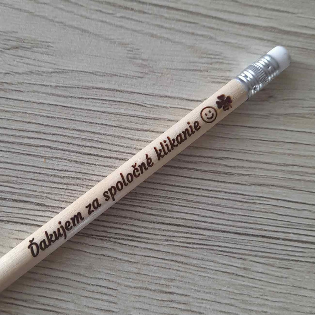 Detail ceruzky s vlastným gravírovaným textom na mieru