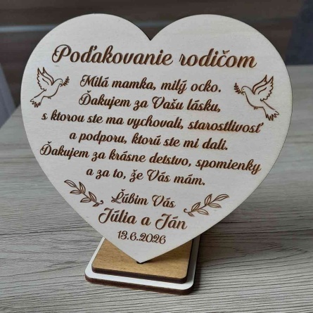 Drevená dekorácia svadobné poďakovanie pre rodičov v tvare srdca na podstavci s vlastným gravírovaným textom