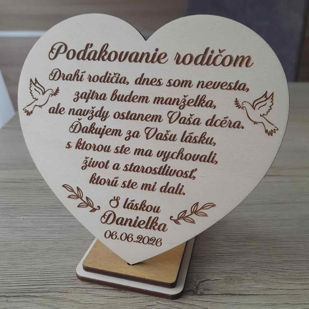 Drevená dekorácia svadobné poďakovanie pre rodičov s vlastným gravírovaným textom v srdiečku