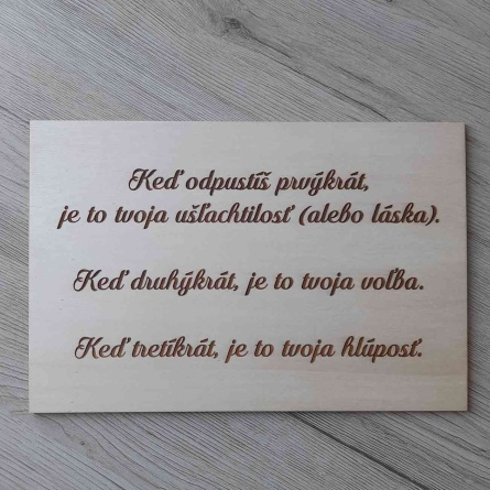 Gravírovaná drevená tabuľka s vlastným textom na mieru a zalakovaná