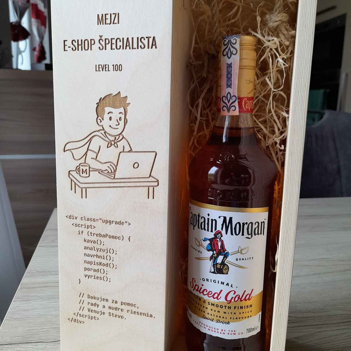 Detail darčekového dreveného boxu na víno s vlastným gravírovaným textom, ilustráciou a námetom