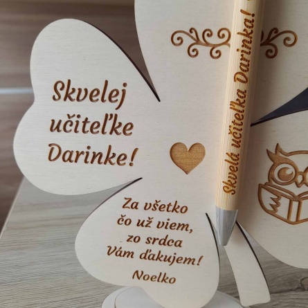 Detail dreveného darčeka pre učiteľku štvorlístok s vlastným gravírovaným textom a perom