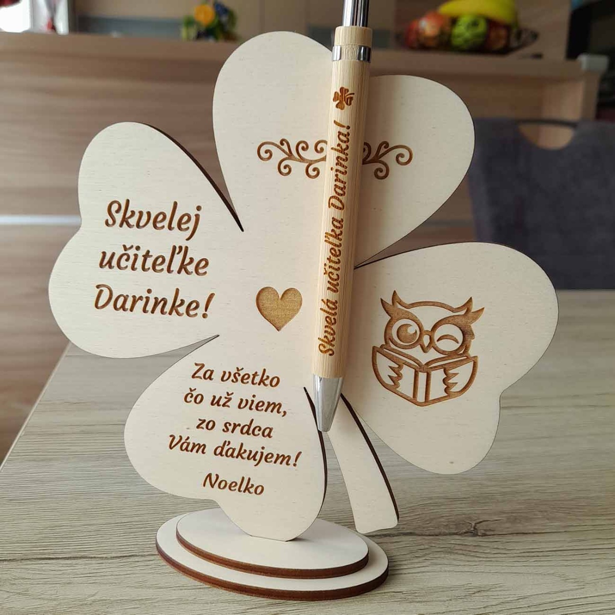 Drevený gravírovaný štvorlístok s venovaním a perom bude originálnym darčekom pre učiteľku na koniec školského roka