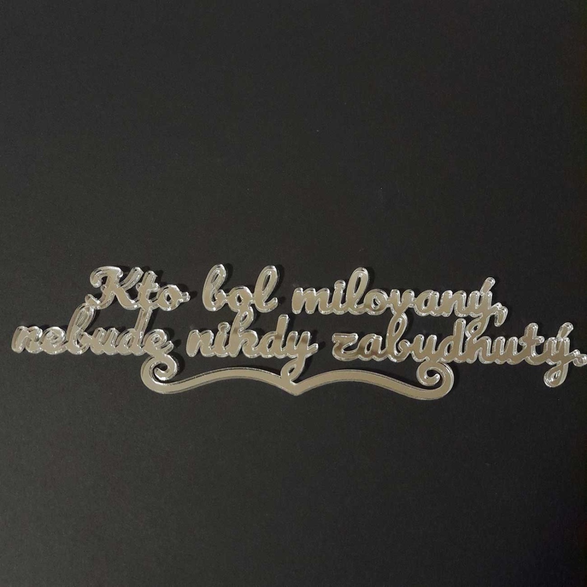Strieborný zrkadlový nápis na hroby na aranžovanie s textom Kto bol milovaný, nebude nikdy zabudnutý.