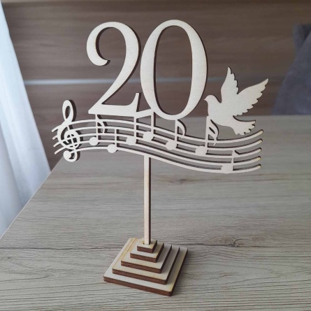 Ukážka zápichu na tortu na mieru s číslom 20 a hudobným motívom z dreva