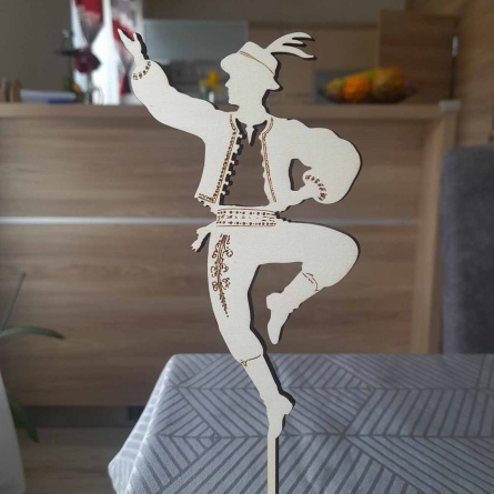Ukážka dreveného zápichu na tortu na mieru s vlastnou ilustráciou postavy folklórneho tanečníka