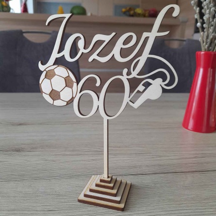Ukážka dreveného zápichu na tortu na mieru s menom Jozef a číslom 60