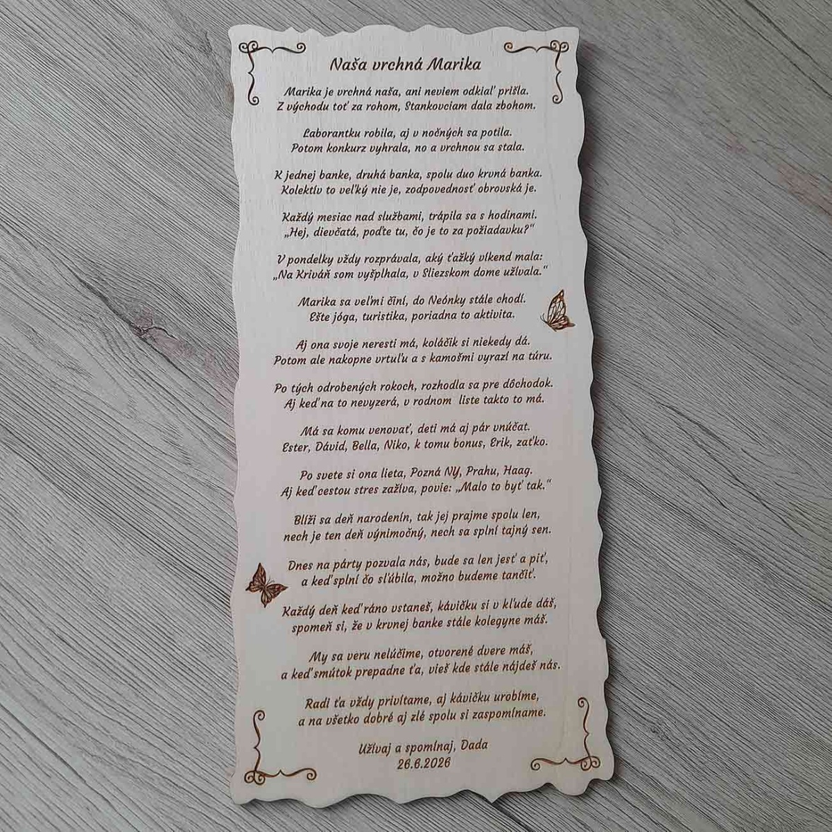 Drevená tabuľka na stenu s vlastným gravírovaným textom 42x20cm