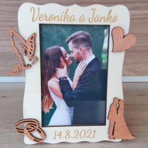 Drevený svadobný fotorámik s gravírovanými menami a dátumom svadby