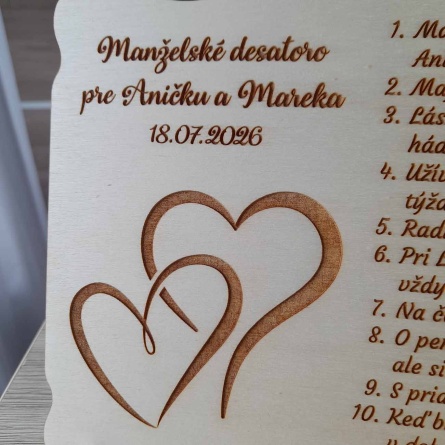 Drevené manželské desatoro s motívom sŕdc