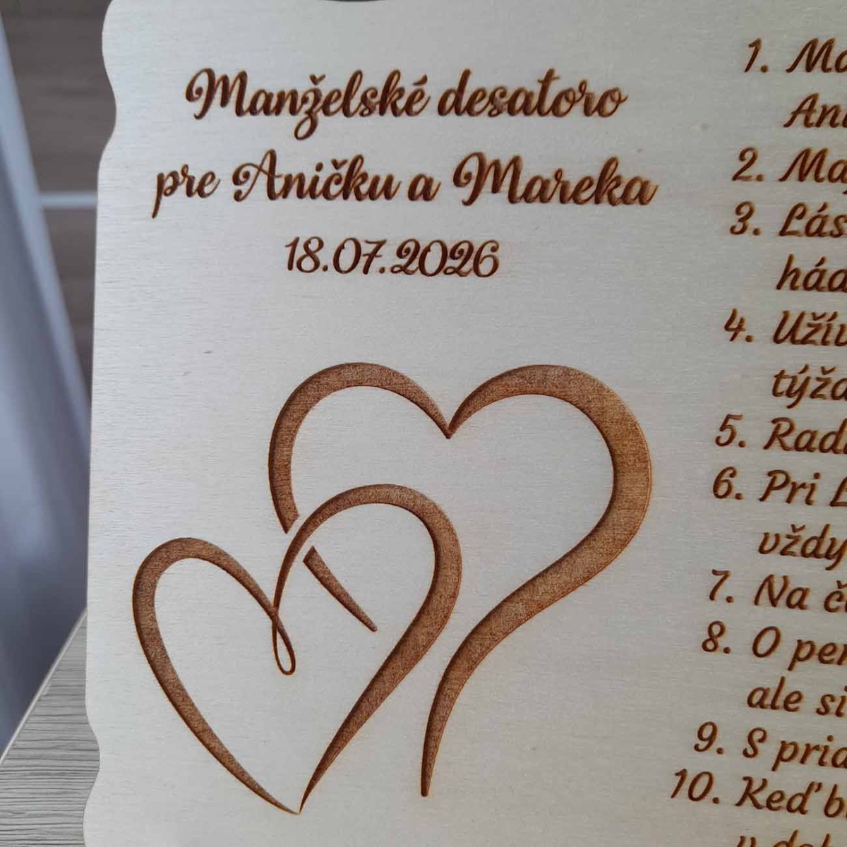 Drevené manželské desatoro s motívom sŕdc