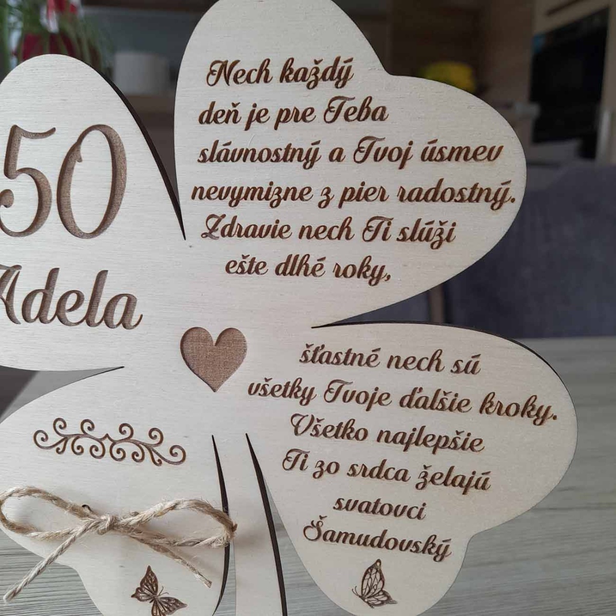 Detail dreveného štvorlístka k narodeninám s vlastným gravírovaným textom