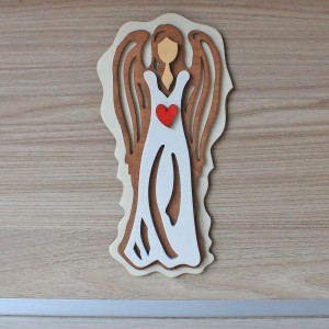 Závesný drevený anjel vyrezávaný z preglejky bude krásnou dekoráciou na stene