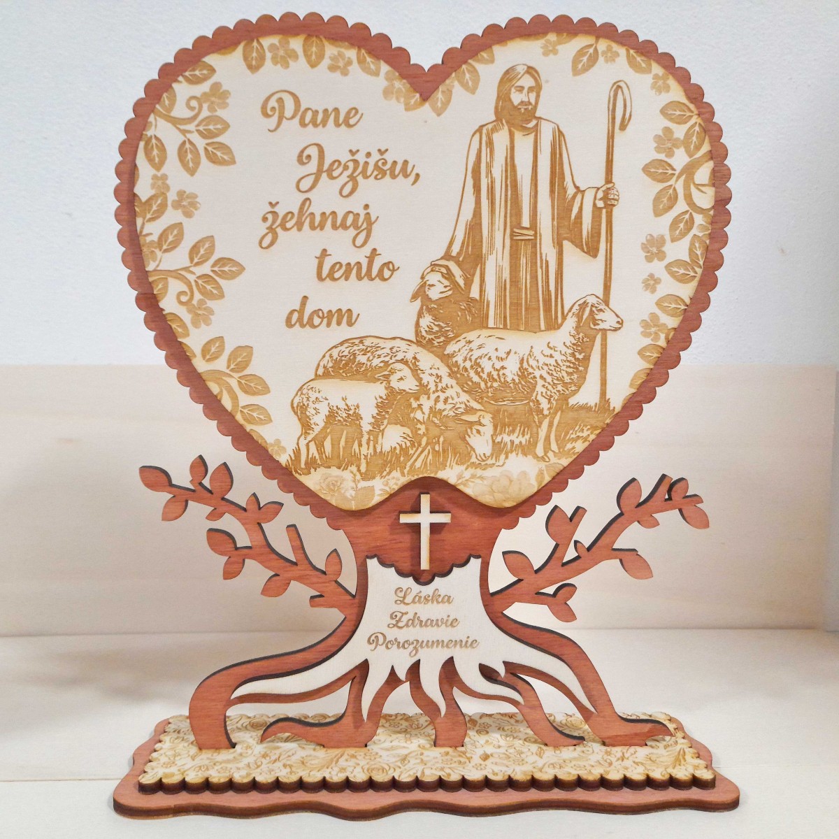 Dekorácia  v tvare stromu s gravírovanou ilustráciou Ježiša ako pastiera s ovečkami a textom Pane Ježišu, žehnaj tento dom