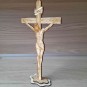Ježiš na kríži Stojaca drevená dekorácia