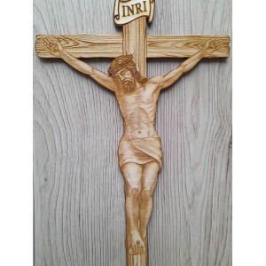 Drevený závesný kríž zobrazujúci Ježiša na kríži