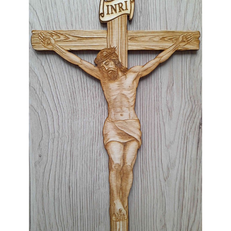 Drevený závesný kríž zobrazujúci Ježiša na kríži