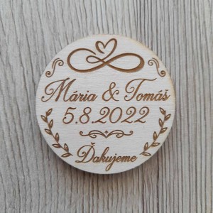 Nádherné drevené svadobné magnetky v tvare kruhu s ikonou nekonečnej lásky