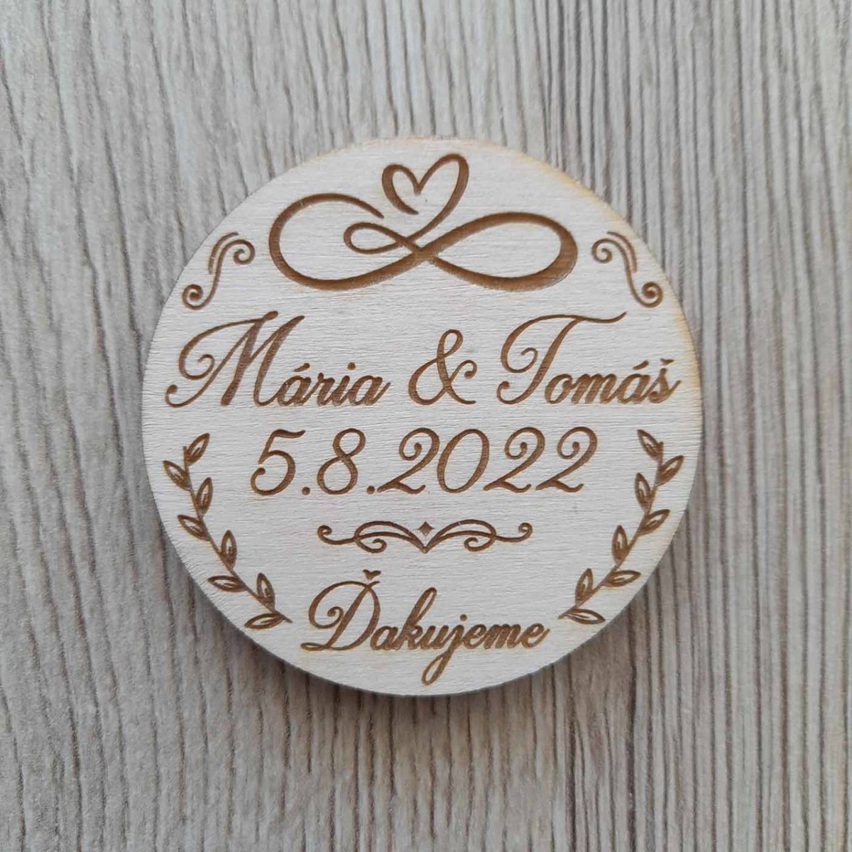 Nádherné drevené svadobné magnetky v tvare kruhu s ikonou nekonečnej lásky