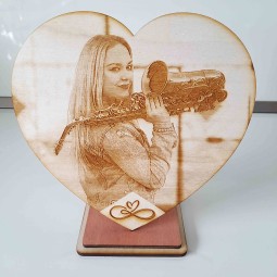 Gravírovaná fotografia do dreva v tvare srdca na podstavci, originálny darček vyrezávaný z preglejky