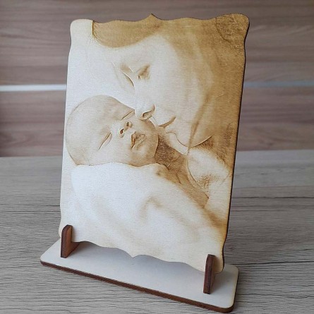 Gravírovaná drevená fotografia na stojančeku v ozdobnom dizajne