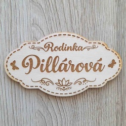 Originálna gravírovaná drevená menovka na vstupné dvere vyrezaná z preglejky. Výroba a predaj moderných drevených menoviek