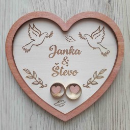 Drevený svadobný tanierik na obrúčky v tvare srdca s gravírovanými menami, dátumom svadby a ilustráciou holubíc