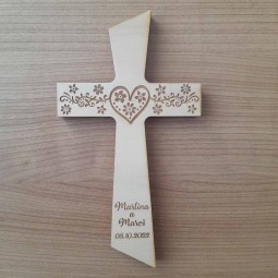 Svadobný drevený kríž Elegant, vyrezávaný a gravírovaný laserom z preglejky