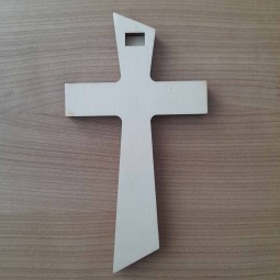 Originálny vyrezávaný drevený krížik na svadbu