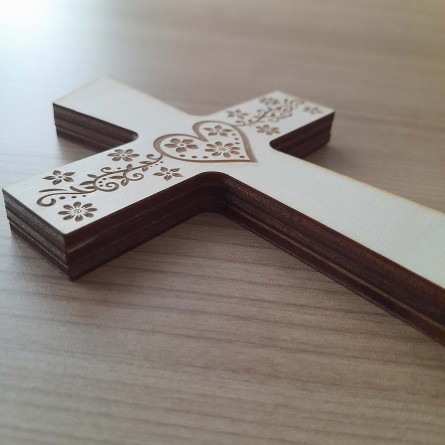 Moderný drevený svadobný krížik na predaj