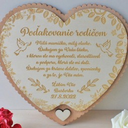 Drevené svadobné poďakovanie rodičom v tvare srdca s gravírovaným textom