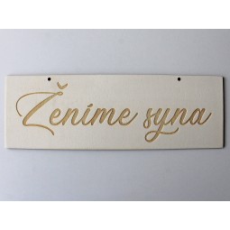 Drevená svadobná tabuľka Ženíme syna, gravírovaná a vyrezávaná laserom