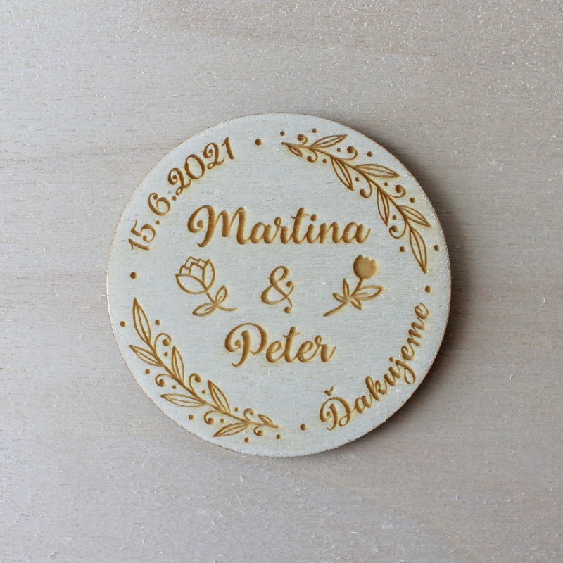 Originálne drevené magnetky pre svadobných hostí