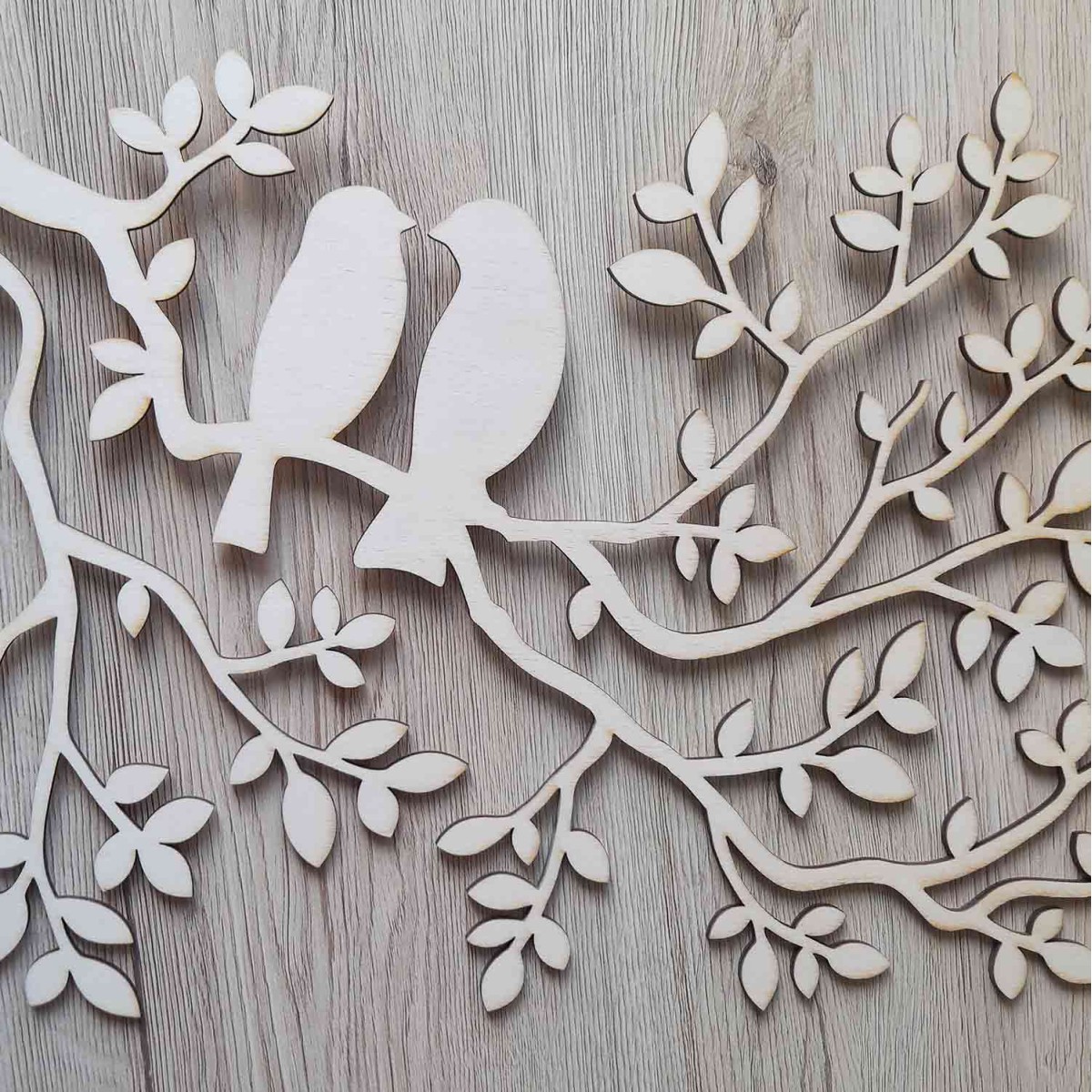 Originálna závesná drevená dekorácia Vtáci na strome
