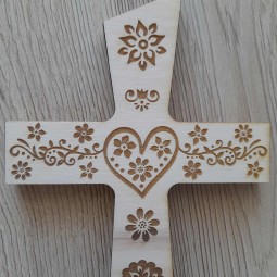 Moderný vyrezávaný a gravírovaný drevený krížik na svadbu