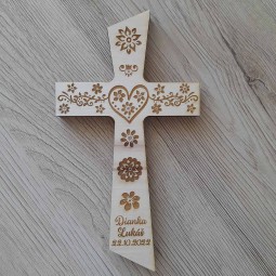 Svadobný drevený gravírovaný kríž, vyrezávaný laserom z preglejky.