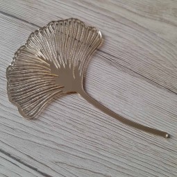 List Ginkgo biloba, zápich na tortu zlaté zrkadlové plexisklo
