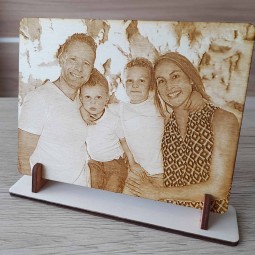 Hĺbkové gravírovanie fotografie do dreva so stojanom, stojaca drevená dekorácia.