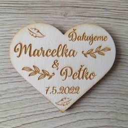 Prírodná drevená svadobná magnetka v tvare srdca s gravírovanými menami a dátumom svadby