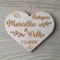 Prírodná drevená svadobná magnetka v tvare srdca s gravírovanými menami a dátumom svadby