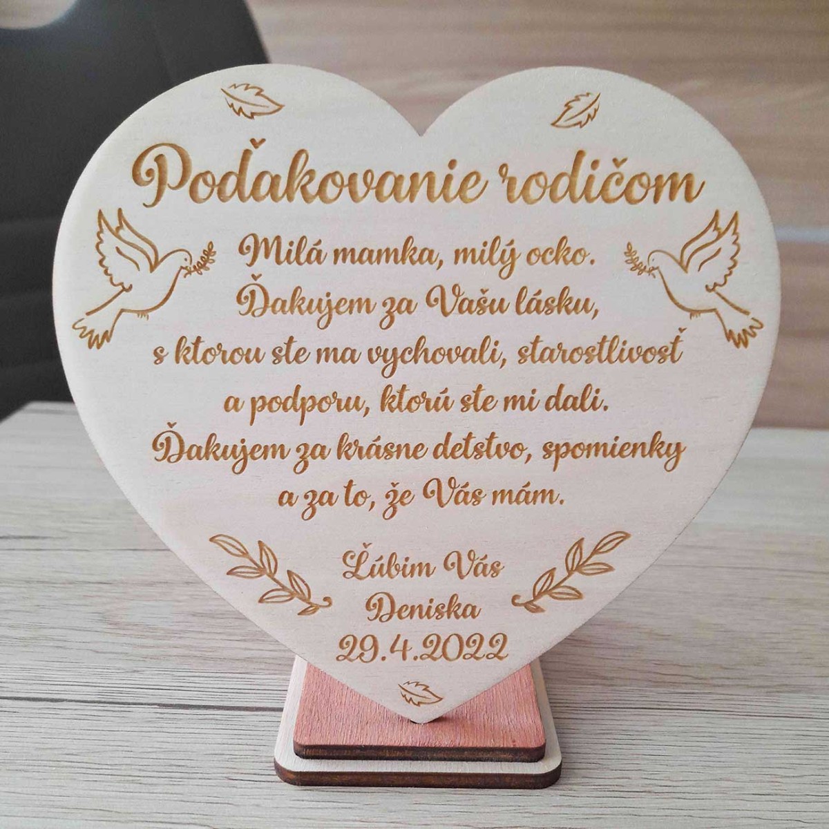 Originálna svadobná drevená dekorácia poďakovanie rodičom v tvare srdca s vlastným gravírovaným textom