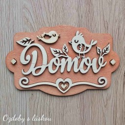 Originálna závesná drevená tabuľka na predaj s textom Domov, vtáčikmi a ornamentom.