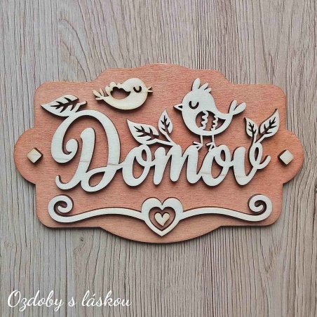Originálna závesná drevená tabuľka na predaj s nápisom Domov, vtáčikmi a ornamentom.