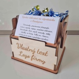 Moderný drevený stojan na vizitky a cukríky s vlastným gravírovaným logom alebo logom