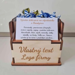 Drevený stojan z preglejky na vizitky a cukríky s vlastným gravírovaným textom, logom