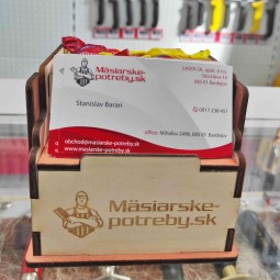 Gravírovaný drevený stojan na vizitky s logom